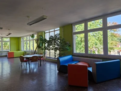 Gem&uuml;tliche Sitzecken in lichtdurchfluteten Fluren 