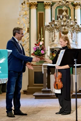 Mike Hinze dankt der K&uuml;nstlerin 