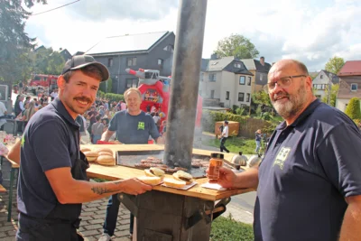 Remptendorfer Kameraden am Burgergrill zum Festtag am Sonntag. 