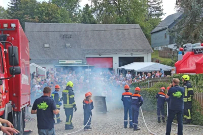 - Vorf&uuml;hrung eines L&ouml;schangriffs der Jugendfeuerwehr am Sonntag zum Fest mit vielen G&auml;sten 