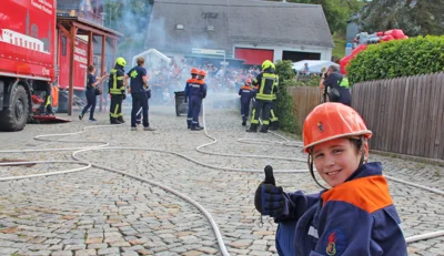 Max Br&auml;unlich, Mitglied der Jugendfeuerwehr ist zufrieden,  die Vorf&uuml;hrung des L&ouml;schangriffs hat gut funktioniert 