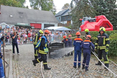 Vorf&uuml;hrung eines L&ouml;schangriffs der Jugendfeuerwehr am Sonntag zum Fest mit vielen G&auml;sten 