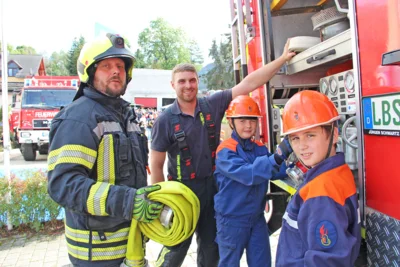 Jugendwart Fabrice Holh (mitte) erh&auml;lt Unterst&uuml;tzung von Stefan Grote, um junge Leute, wie Marlene Lukas aus E&szlig;bach und Max Br&auml;unlich aus Remptendorf auszubilden. Die Jugendfeuerwehr hat solch einen guten Zulauf, dass ein Aufnahmestopp gilt. 