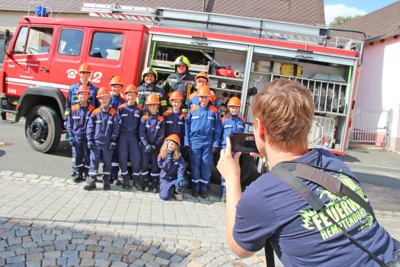 nach gelungener L&ouml;schangriffs&uuml;bung ein Gruppenbild der Jugendfeuerwehr, Tina Oertel fotografiert 