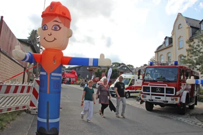 Blick zum Rathaus in Remptendorf, Rettungsdienst haben den Feuerwehr-Festtag genutzt, um sich dort vorzustellen. 