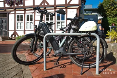 Ankunft nat&uuml;rlich mit Rad  (Bild vergr&ouml;&szlig;ern)