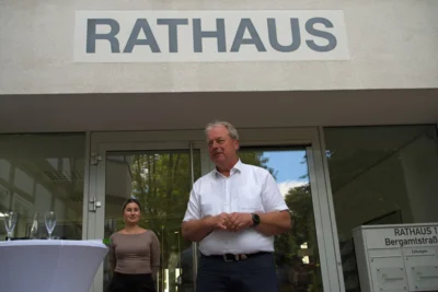 Vor dem Rathaus 1  (Bild vergr&ouml;&szlig;ern)