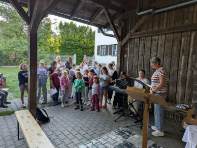 Die Kinder und Jugendlichen gestalteten den Abendgottesdienst musikalisch.  (Bild vergr&ouml;&szlig;ern)