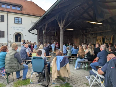 Zahlreiche Eltern und Gl&auml;ubige waren am Samstagabend der Einladung gefolgt zum gemeinsamen Gottesdienst und anschlie&szlig;end zur gro&szlig;en Grillfeier.  (Bild vergr&ouml;&szlig;ern)