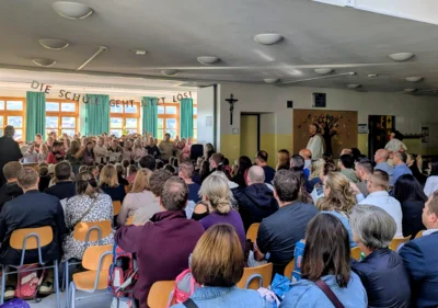 Bei der Einschulungsfeier war die Aula der Grundschule Prackenbach gef&uuml;llt mit den Eltern der 35 Schulanf&auml;nger, so viele wie lange nicht.  (Bild vergr&ouml;&szlig;ern)