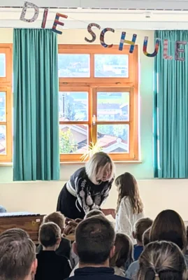 Rektorin Katrin Hartl begr&uuml;&szlig;te alle Erstkl&auml;ssler pers&ouml;nlich und &uuml;bergab Brezen in Herzform.  (Bild vergr&ouml;&szlig;ern)