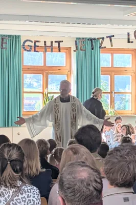 Pfarrer Werner Konrad erteilte den Schulanf&auml;ngern Gottes Segen.  (Bild vergr&ouml;&szlig;ern)
