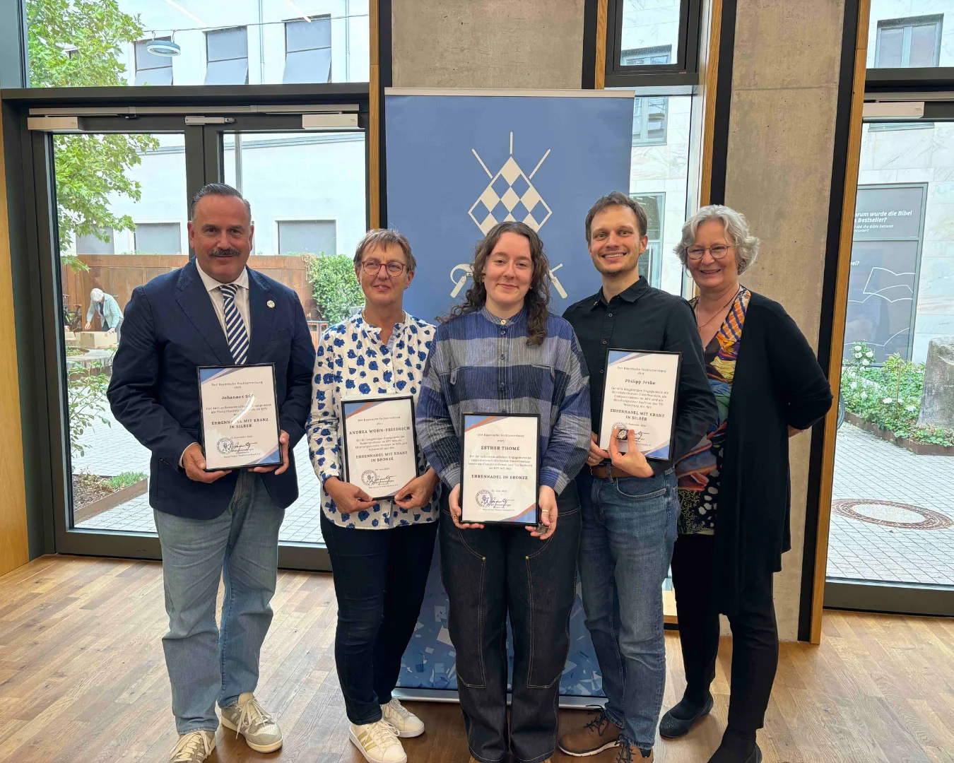 Bild: Die Geehrten Johannes Süß, Andrea Wohn-Friedrich, Esther Avidon, Philipp Jeske und Präsidentin Birgit Anzenberger (v.l.n.r)