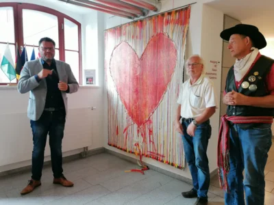 &Uuml;bergabe des Kunstwerkes "Es muss Liebe geben!" an die Stadt Hohenstein-Ernstthal (Foto: Marina Palm)  (Bild vergr&ouml;&szlig;ern)