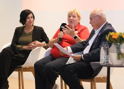 Norma Rettich (Trainer Special Hockey Potsdamer Sport-Union) rechts neben Oberb&uuml;rgermeisterin Noosha Aubel  (Bild vergr&ouml;&szlig;ern)