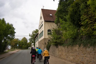 Vorbei am Felsenkeller  (Bild vergr&ouml;&szlig;ern)