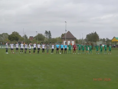 FC Seenland Warin erstmals zum Punktspiel auf dem Rasen im G&uuml;strower Jahn-Stadion. 