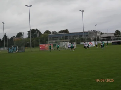 Nach dieser Flanke der Gastgeber, hier pr&auml;sentierten sich gleich zwei ,,Gr&uuml;ne" v&ouml;llig frei am langen Pfosten, gerieten die Wariner schon fr&uuml;h in R&uuml;ckstand (1:0/ Nr. 17 Kopfball). 