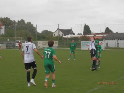 Viele energische Zweikampfduelle, hier einer der einsatzst&auml;rksten Wariner beim Luftduell Marvin Tiegs (wei&szlig;) gegen den GSC-Kapit&auml;n Paul Fichelmann. 