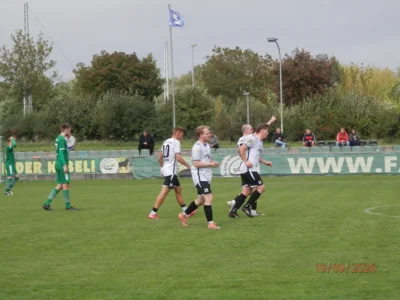 Kurzzeitige Freude und Durchatmen bei den G&auml;sten nach dem Anschlusstreffer zum 2:1 durch Hannes Brandenburg (links Nr. 10). 