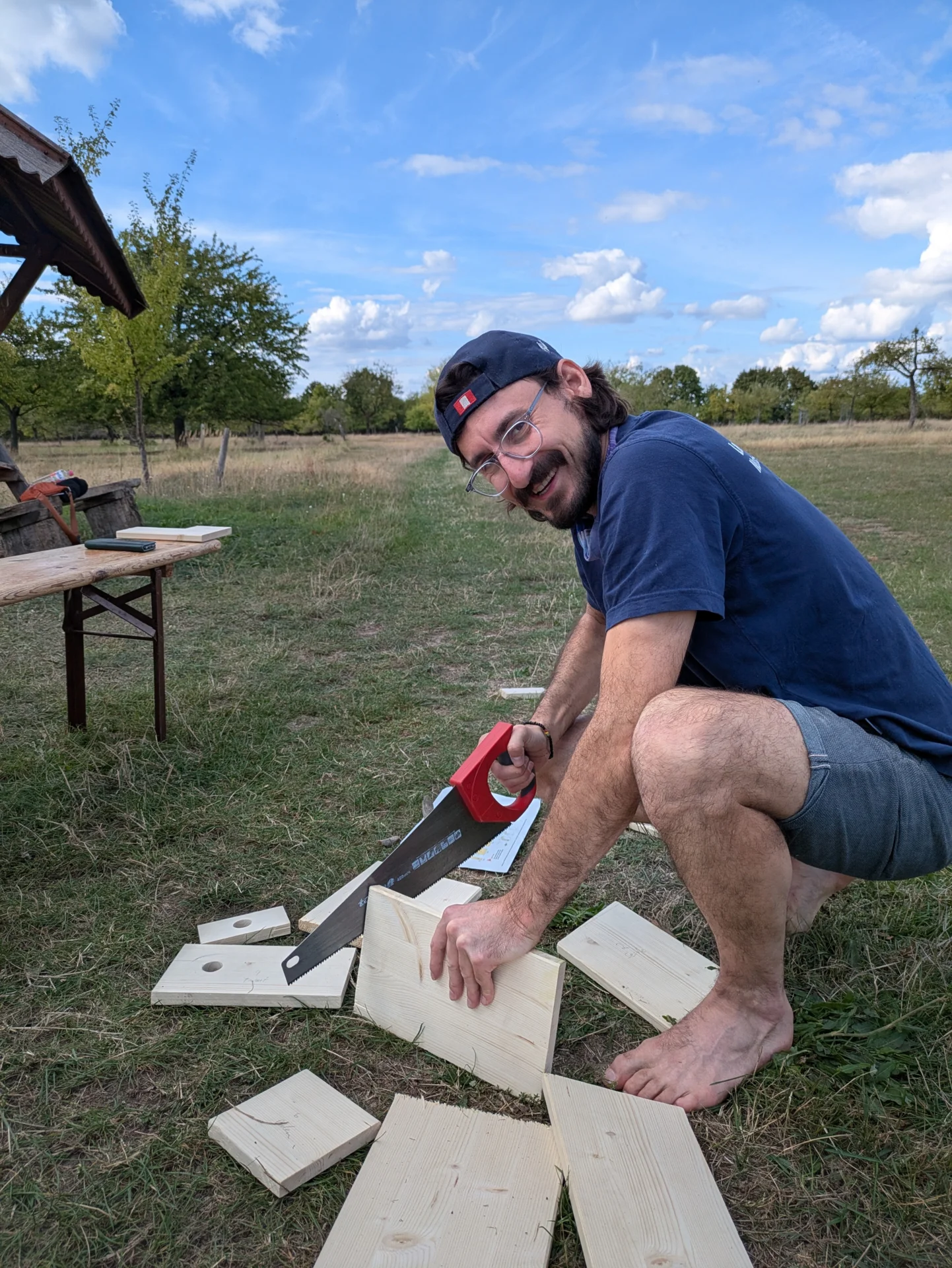 Bild: Zuschnitt der Holzplatten © Landschafts-Förderverein Nuthe-Nieplitz-Niederung e.V./P. Menzel