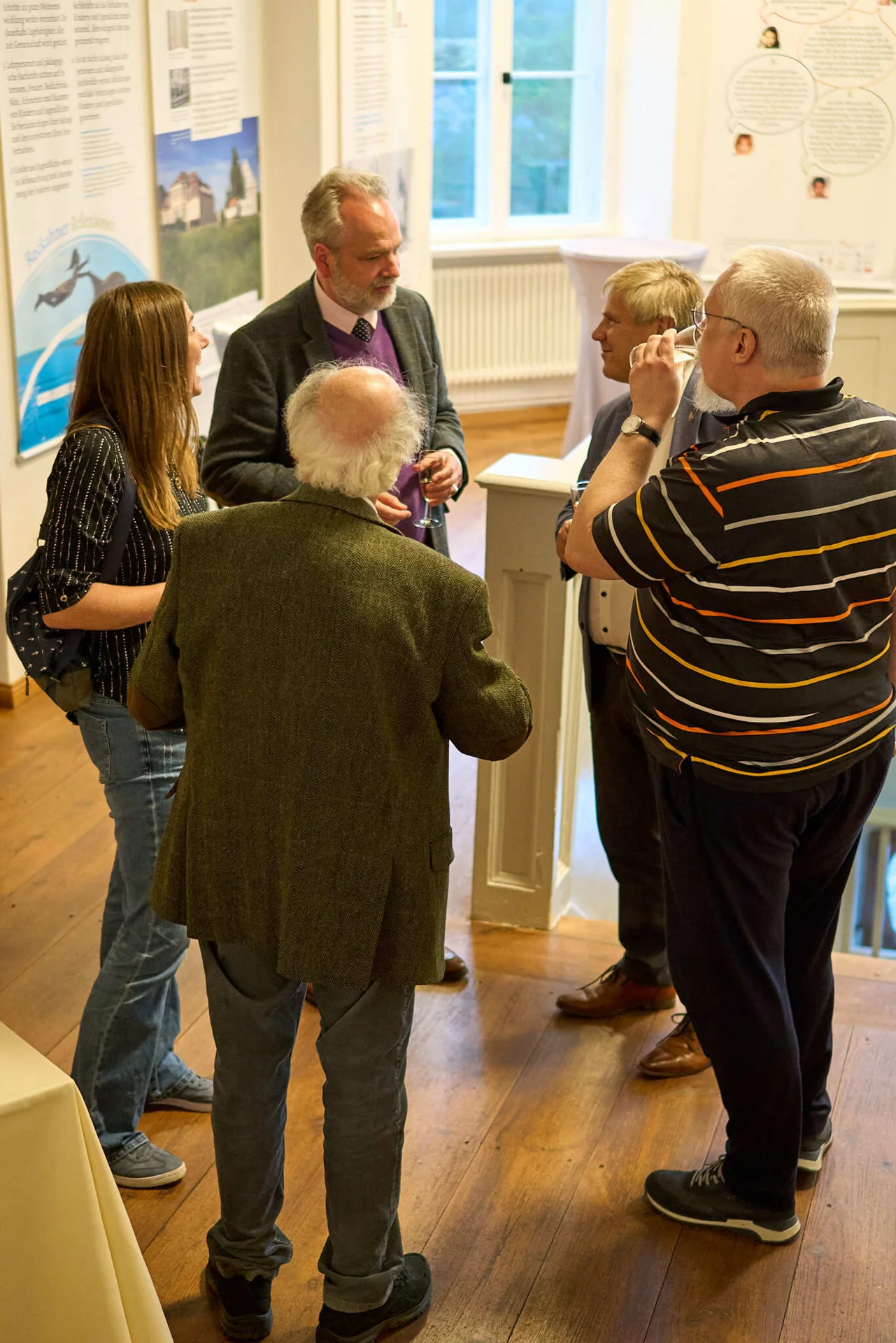 Bild: 04 Jürgen Overhoff im Gespräch mit Gästen zur Eröffnung der Ausstellung 250 Jahre Kinderfreund am 16 09 2026 Foto Harald Priem