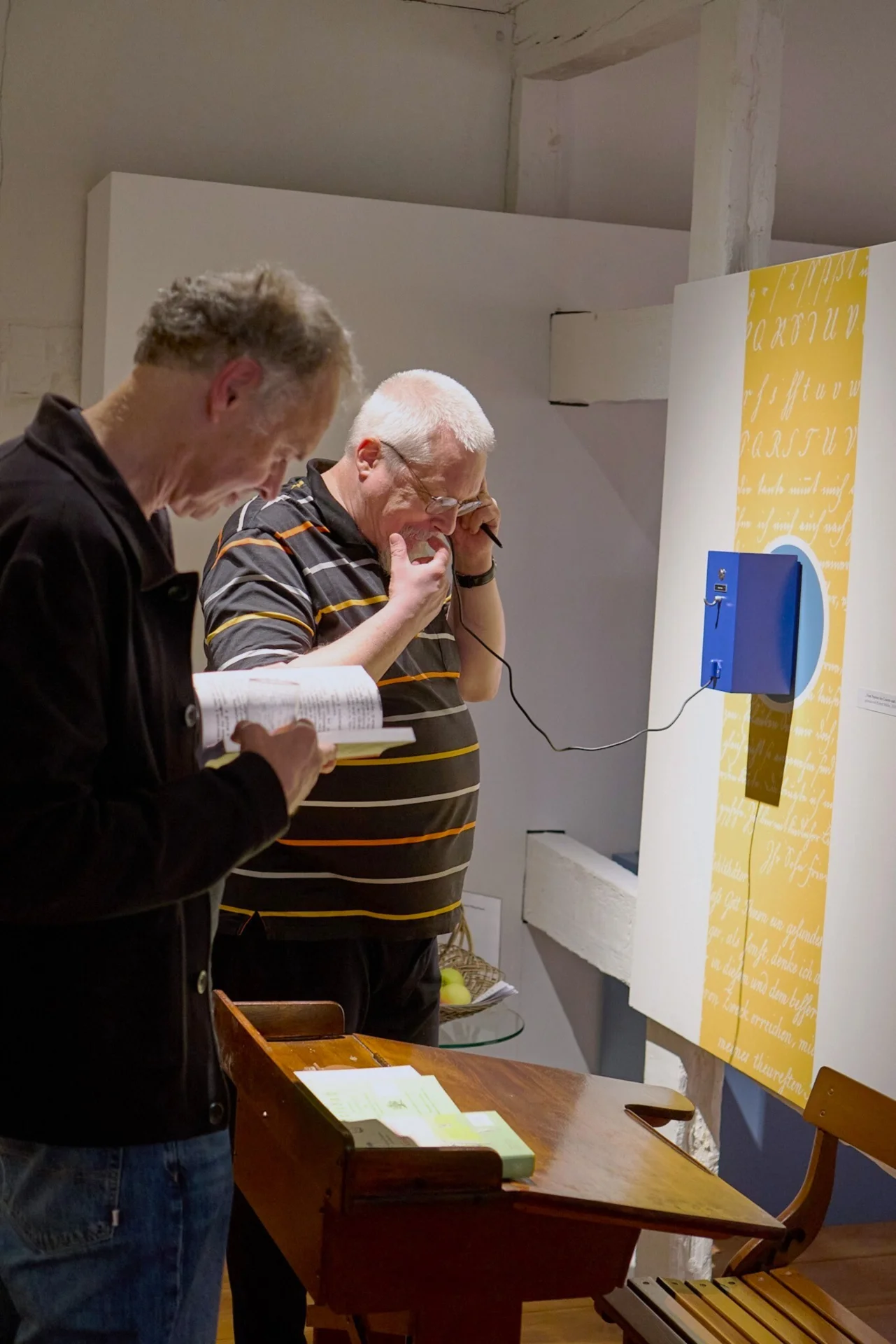 Bild: 05 Hörstation und Lesepult in der Ausstellung 250 Jahre Der Kinderfreund am 16 09 2026 Foto Harald Priem