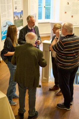 Vorschaubild: 04 Jürgen Overhoff im Gespräch mit Gästen zur Eröffnung der Ausstellung 250 Jahre Kinderfreund am 16 09 2026 Foto Harald Priem