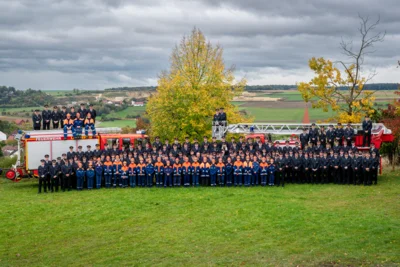 Gesamtfeuerwehr  (Bild vergr&ouml;&szlig;ern)