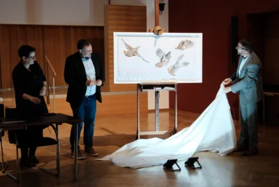 Bei unserer Jubil&auml;umsfeier am 13.05.2026 wurde die Original-Rebhuhnzeichnung enth&uuml;llt: (von links) INK, Michael G&ouml;llner, Landrat Thorsten Stolz. 