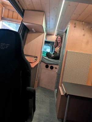 Die Besichtigung des selbst umgebauten Vans weckt Erinnerungen und Vorfreude an die Aufenthalte mitten im Nirgendwo in Nordschweden.  (Bild vergr&ouml;&szlig;ern)
