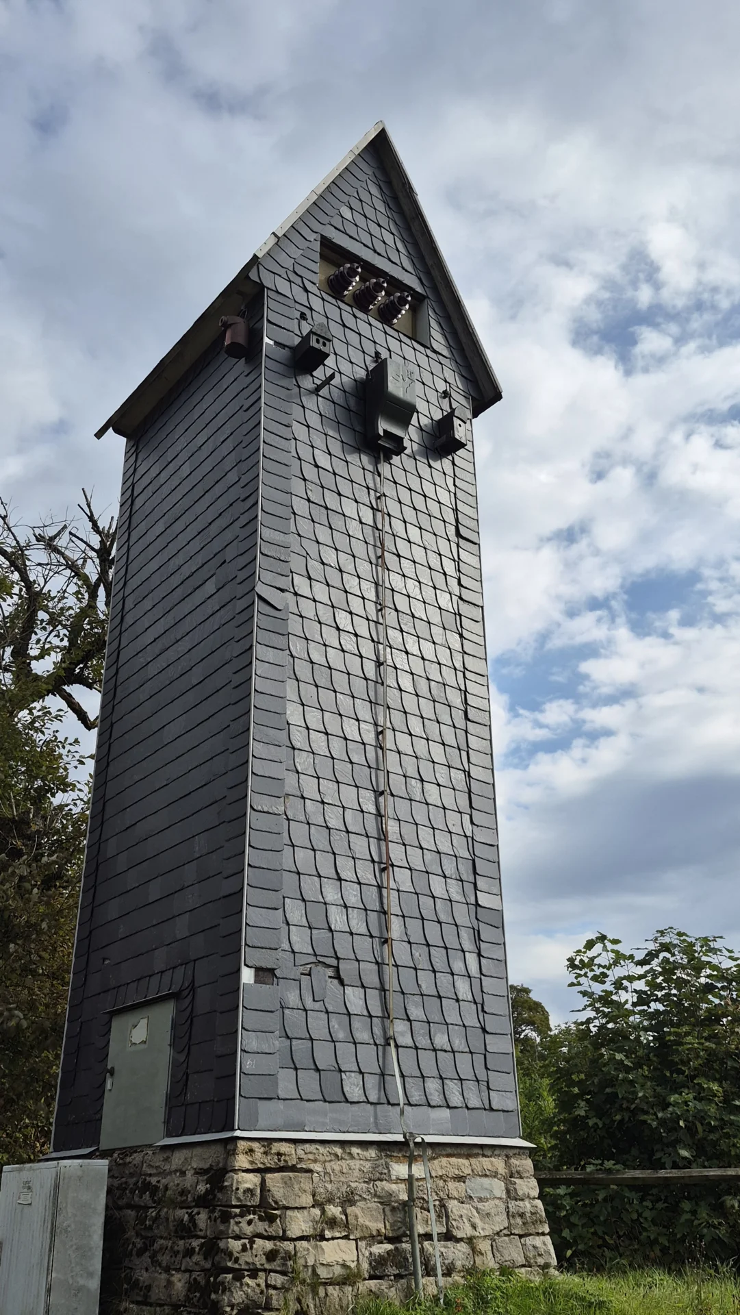 Bild: Bereit für neue Bewohner: Die Turmstation in Friedrichshöhe mit den neu angebrachten Kästen für Vögel und Fledermäuse.