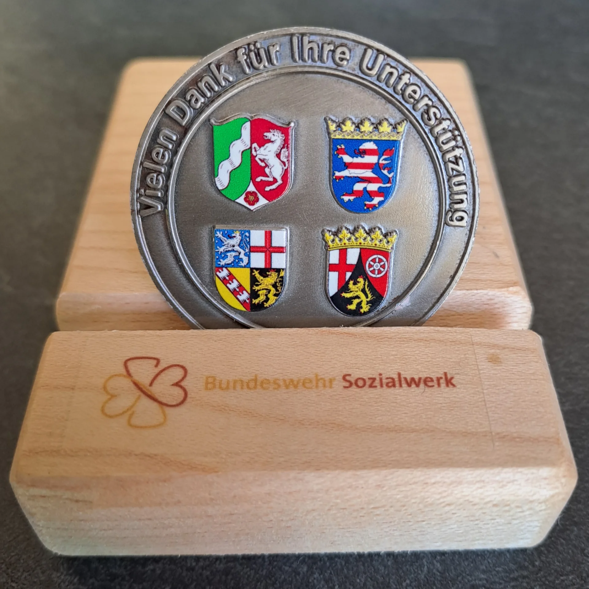 Bild: 1) Der Ehren Coin des BwSW würdigt soziales Engagementnen besonderen Platz in dem ehemaligen Bettendorfer Bauerngehöft