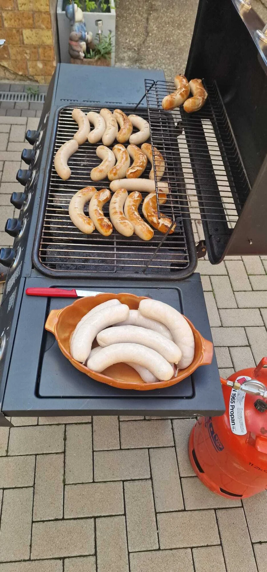 Bild: ....die bekannte frische Bratwurst