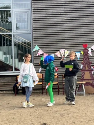 Moderatoren und Alien 