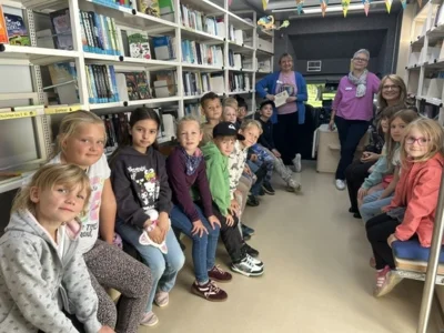 Foto des Albums: Lesespaß auf Rädern – der Bücherbus zu Besuch 📚🚌