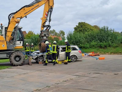 Vorschaubild: 17 VU mit Bagger