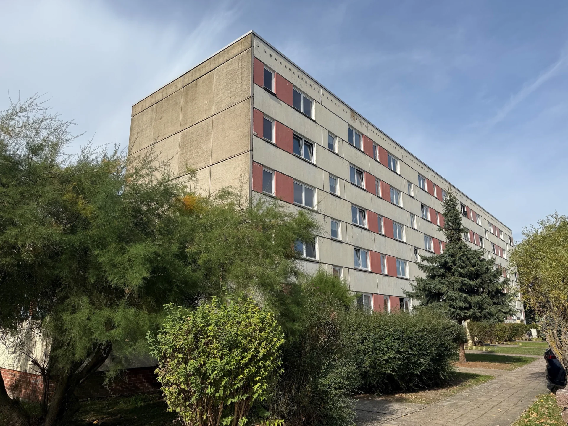 Bild: Plattenbau der WGE an der Ecke Schwimmhalle und Hartwigstraße