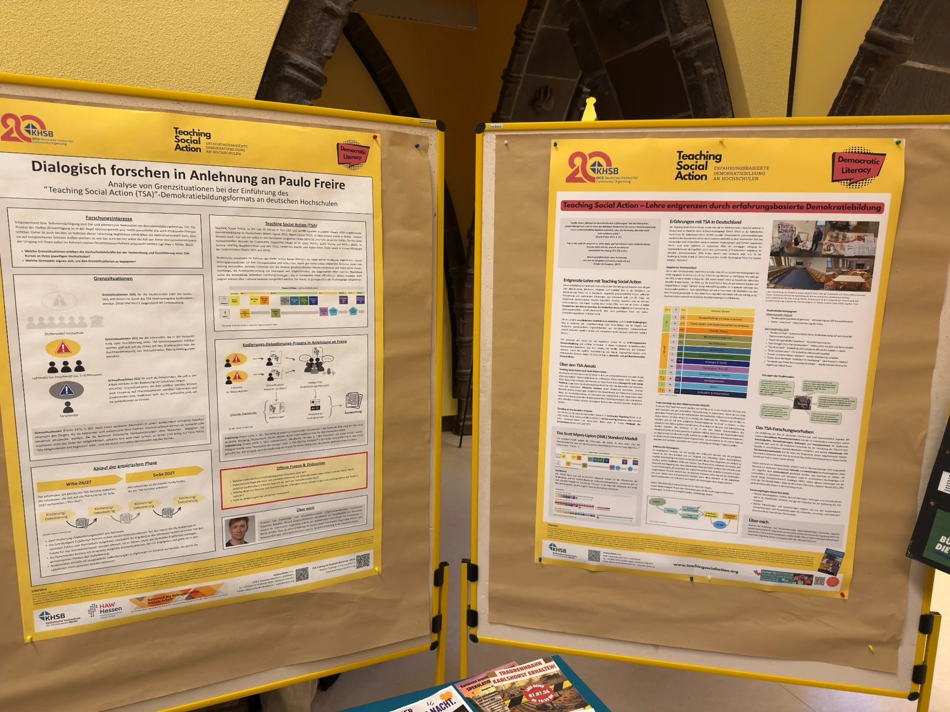 Bild: Poster und Arbeitsmaterialien zu Teaching Social Action und erfahrungsbasierter Demokratiebildung an der KHSB Berlin.