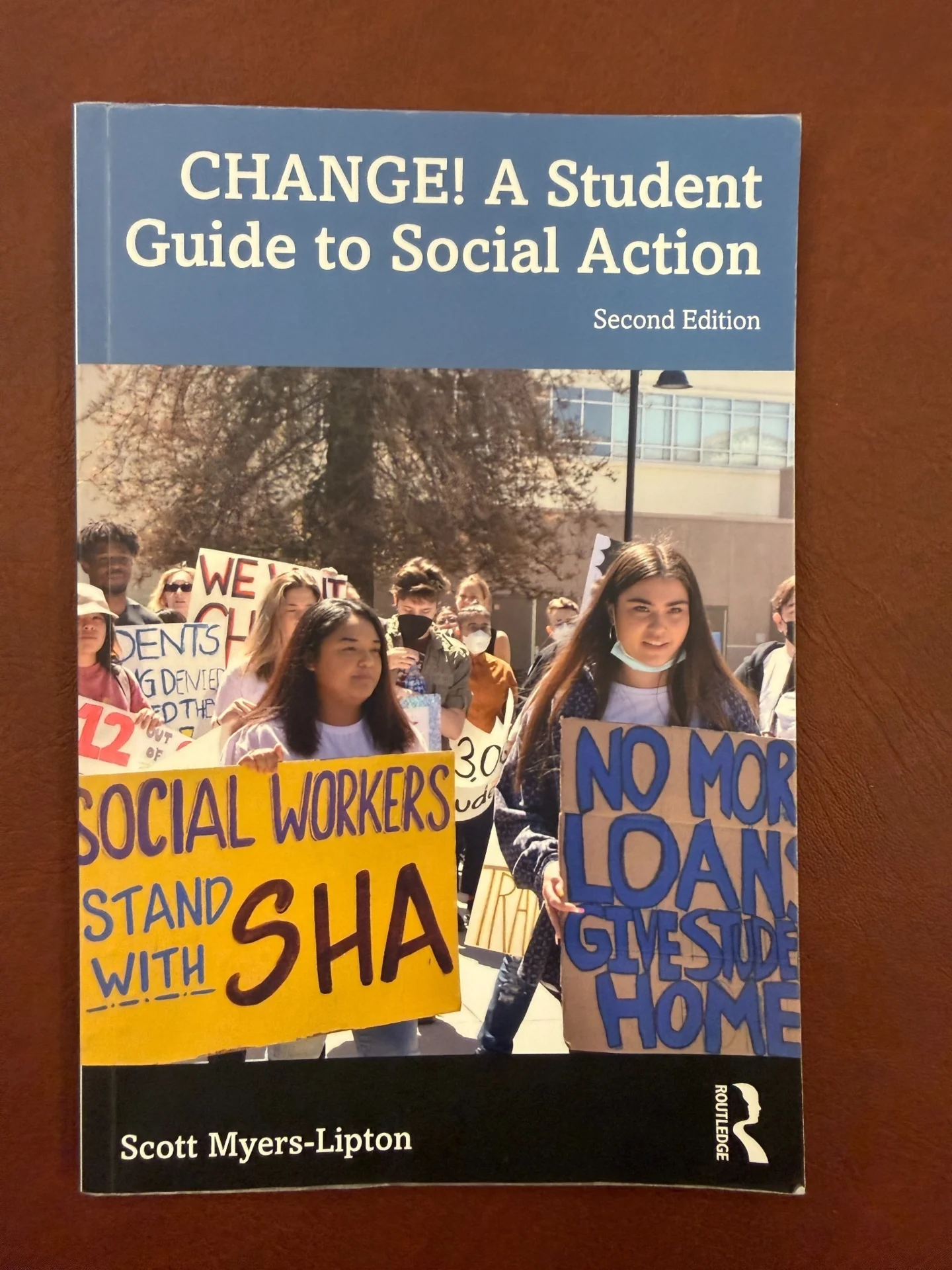 Bild: „CHANGE! A Student Guide to Social Action“ von Scott Myers-Lipton – Begleitmaterial für die praktische Social-Action-Arbeit.
