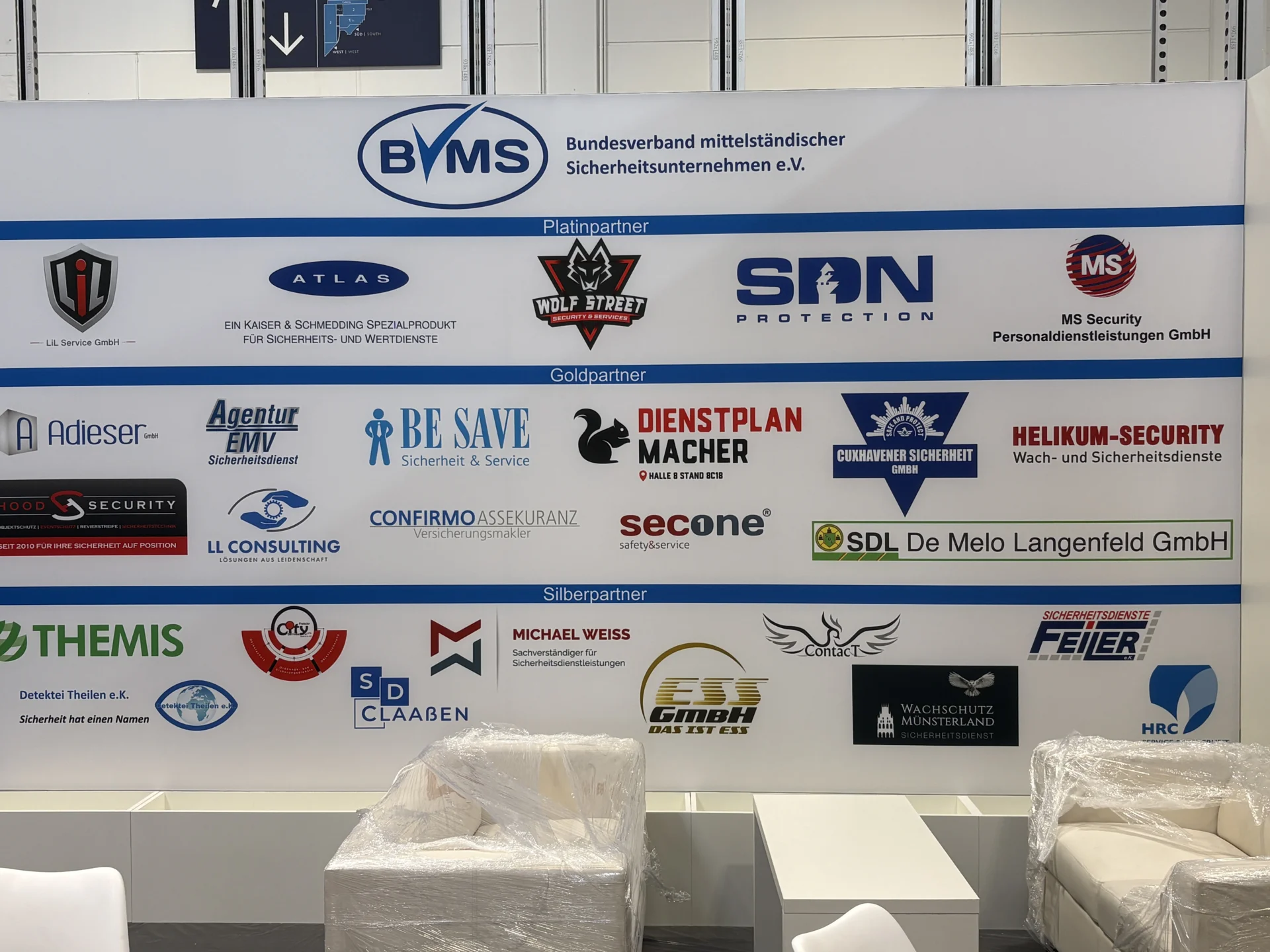 Bild: Auch die 5 mal 2 Meter große Sponsorenwand war schon am Montag vor der Messe hergerichtet.