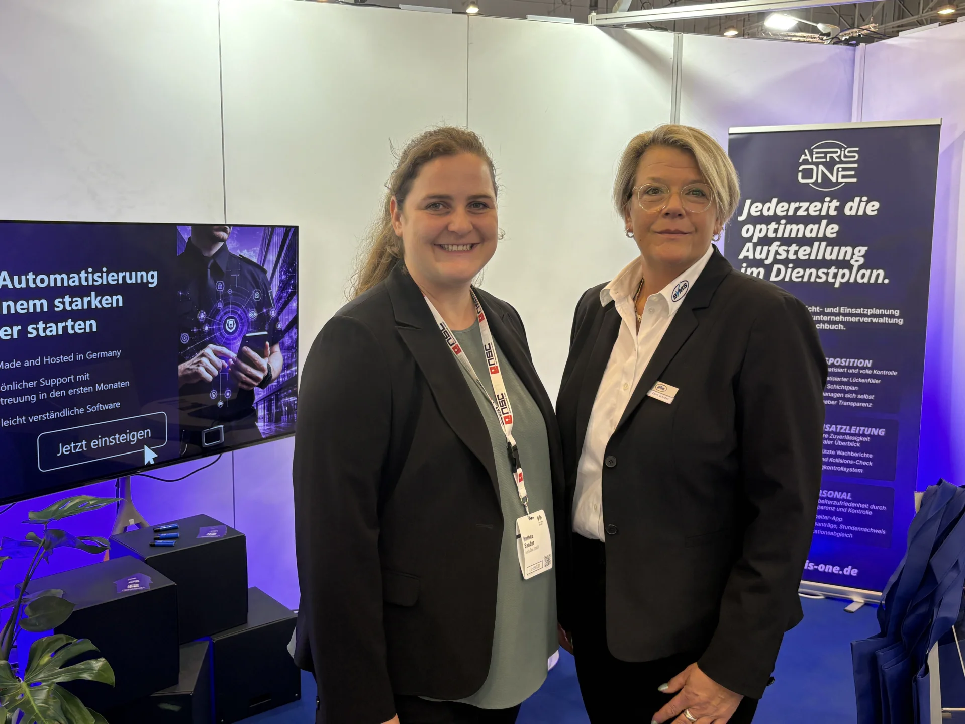 Bild: BVMS-Vizepräsidentin Karin Schröer (r.) stattete Anthea Sander vom BVMS-Mitgliedsunternehmen und KI-Startup