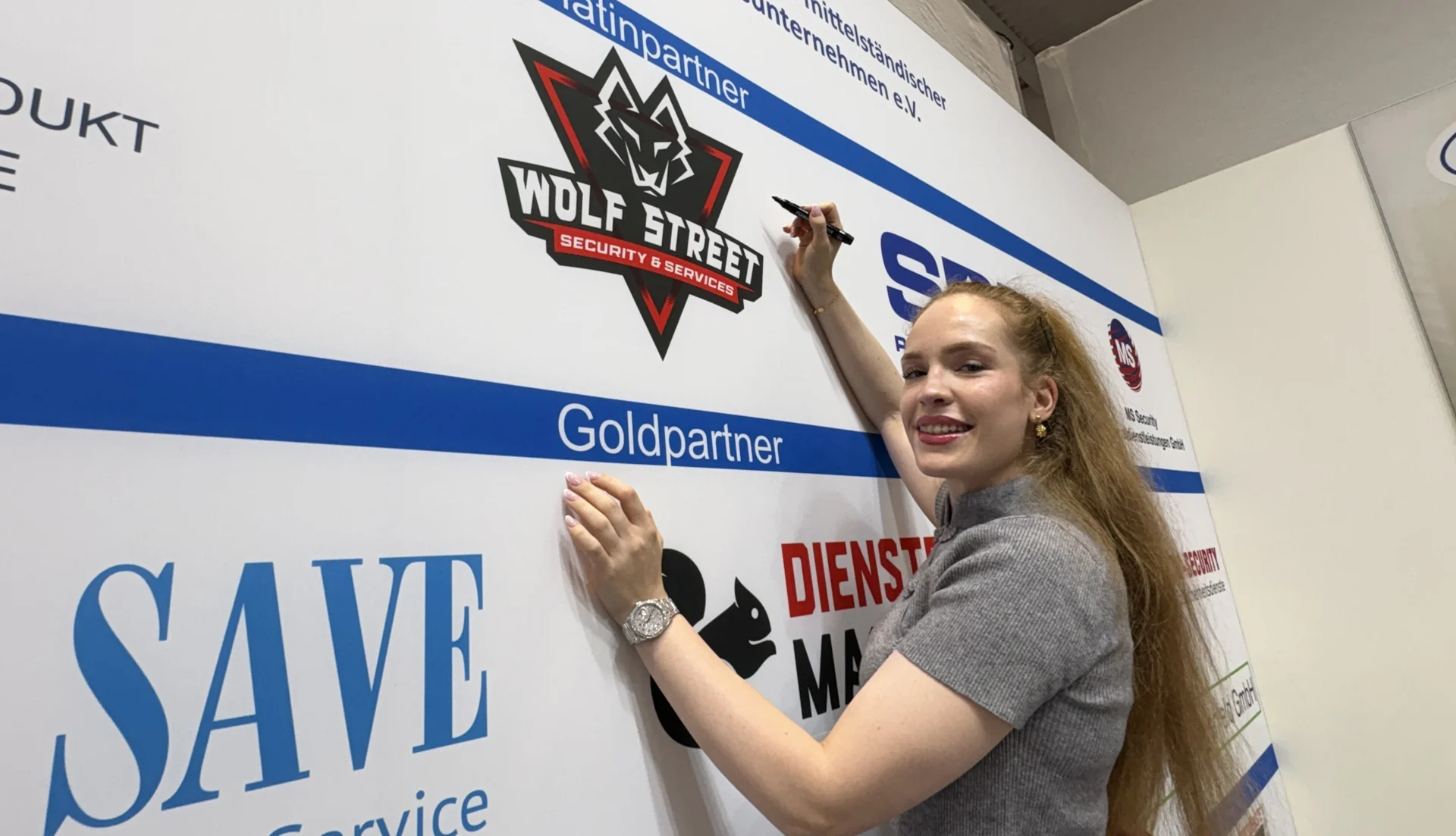 Bild: Charlotte Naujoks (Wolf Street) beim Signieren ihres Unternehmenslogos.