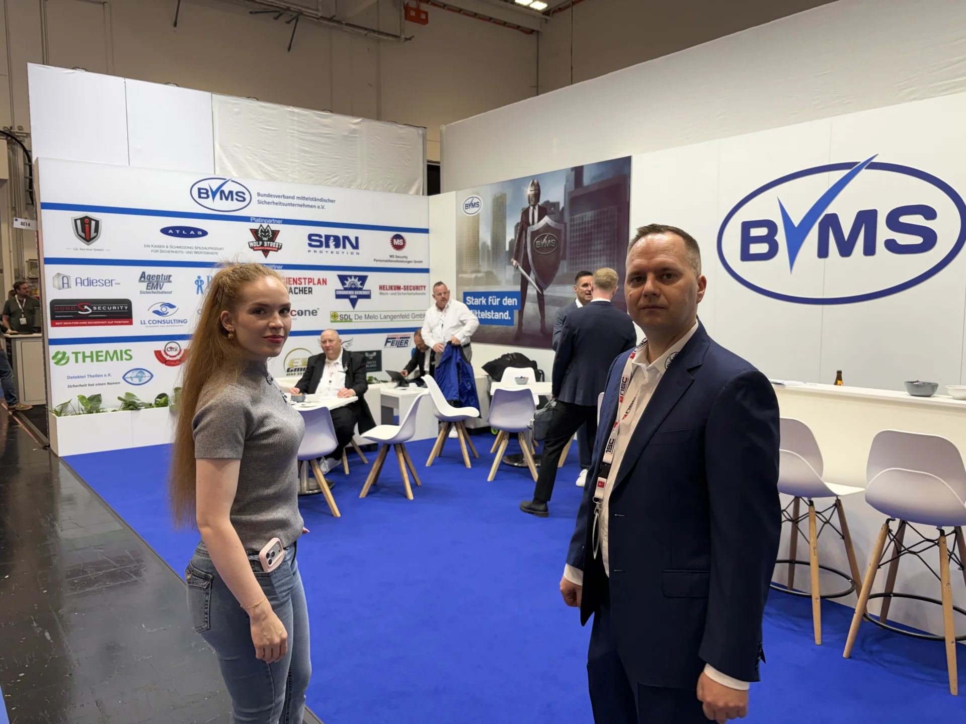 Bild: Charlotte Naujoks (Wolf Street) und BVMS-Präsident Lars Müller am BVMS-Stand.