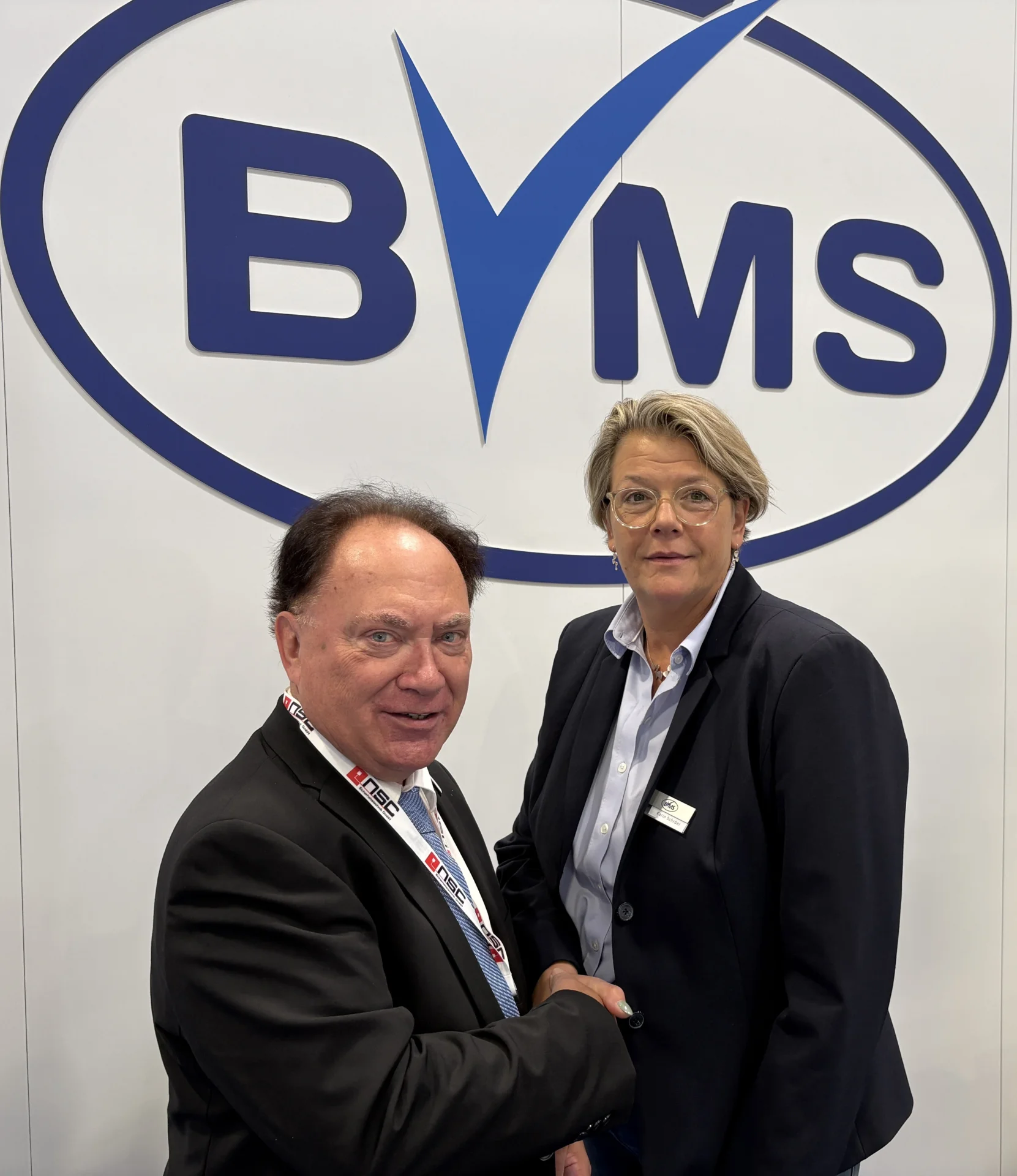 Bild: Dr. Walter Borries (BSKI) und BVMS-Vizepräsidentin Karin Schröer vollzogen die Kooperation der beiden Verbände bei der security 2026.