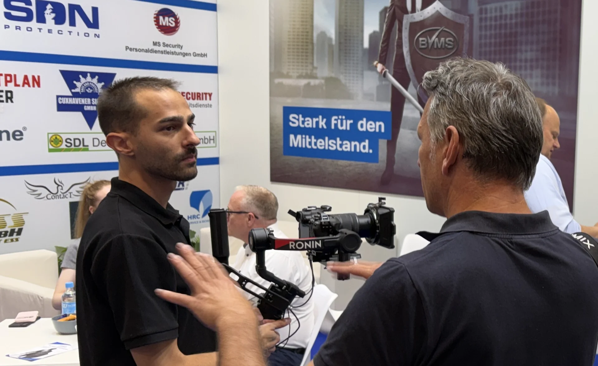 Bild: Hier gibt Heiko Gröger (Krokomotion) seinem Kameramann Lukas Durst Anweisungen für den nächsten Take des BVMS-Imagefilms.
