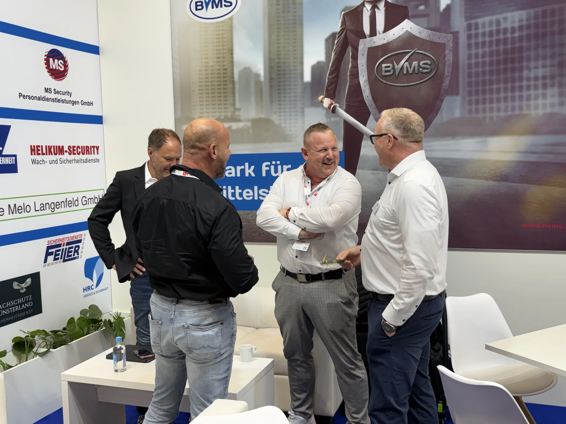Bild: Im Gespräch (v. l.) Martin Braun, Vizepräsident BVMS (BE Save), Carsten Spitzlei (ZKS Security), Matze Schumacher (MIT Sicherheit), Marc Thurn (Target World).