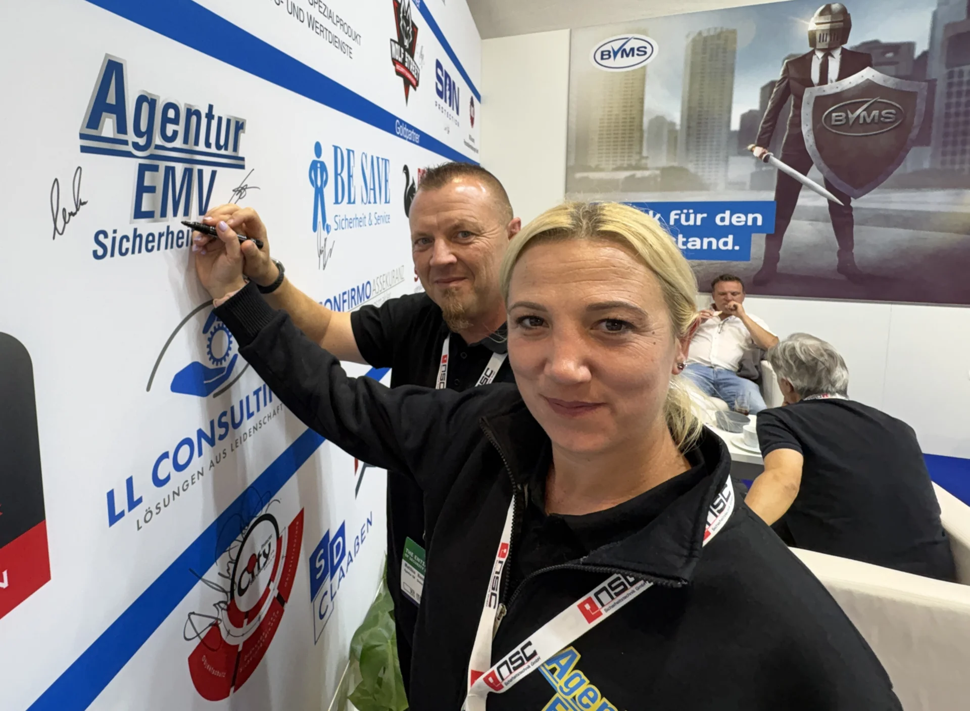 Bild: Jessica und Matthias Hemmerle (Agentur EMV) beim Signieren ihres Unternehmenslogos.