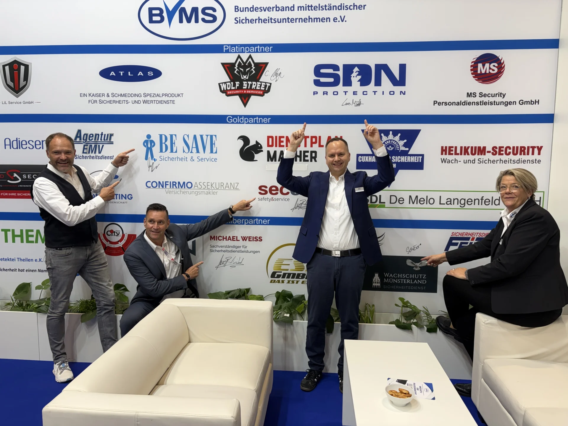 Bild: Martin Braun, Michael Weiß, Lars Müller und Karin Schröer, vier von fünf BVMS-Vorständen beim Sponsoren-Wand-Posing.