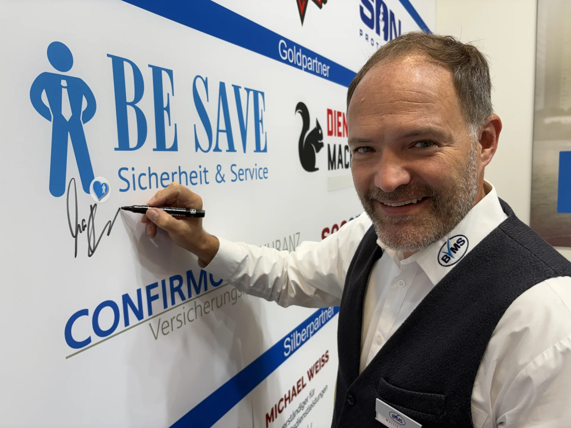 Bild: Martin Braun (BE Save) beim Signieren seines Unternehmenslogos.